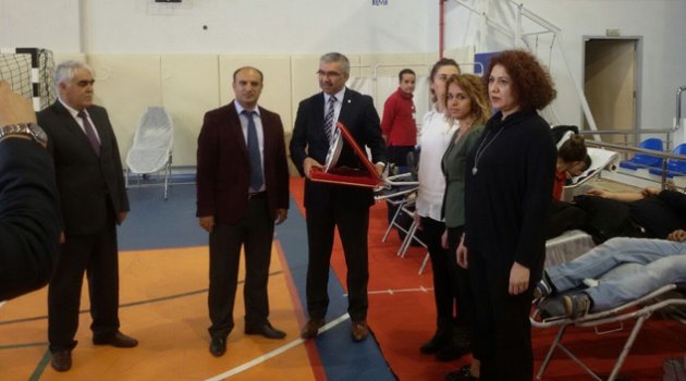 Kızılay’a kan bağışında okullar yarışıyor
