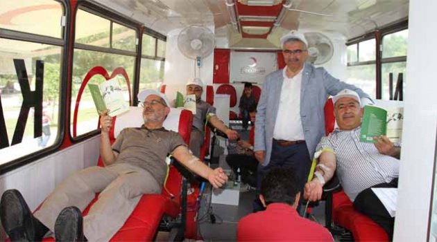 Kızılay‘a kitap okuyarak kan bağışında bulundular