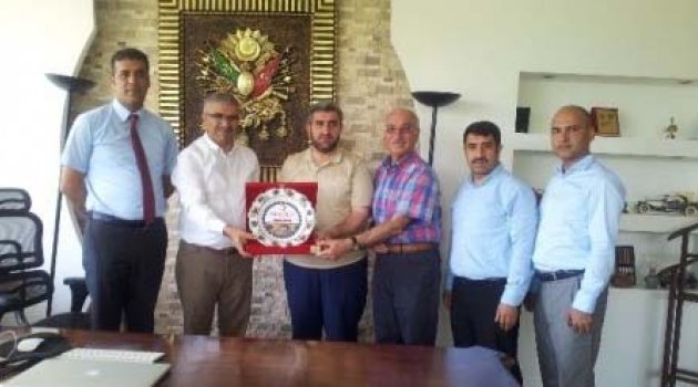 Kızılay’dan Beyza Piliç’e teşekkür plaketi