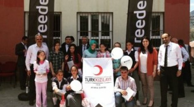 Kızılay’dan çocuklara karne hediyesi