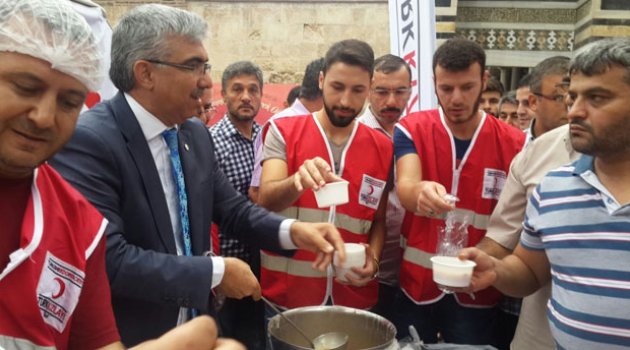Kızılay’dan halka aşure ikramı