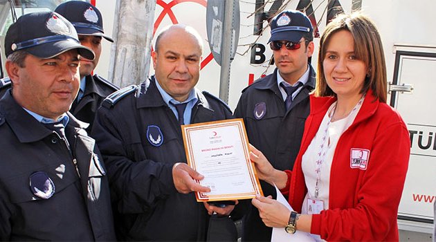 Kızılay’dan zabıta memuruna bronz madalya