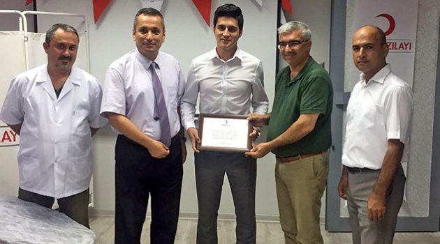 Kızılay vefalı işadamına  madalya ve plaket verdi