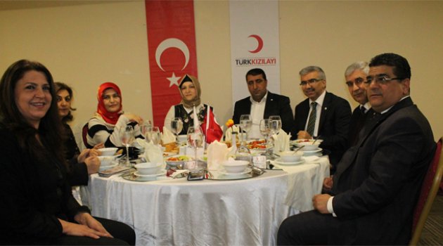Kızılay yaşlıları eğlendirdi