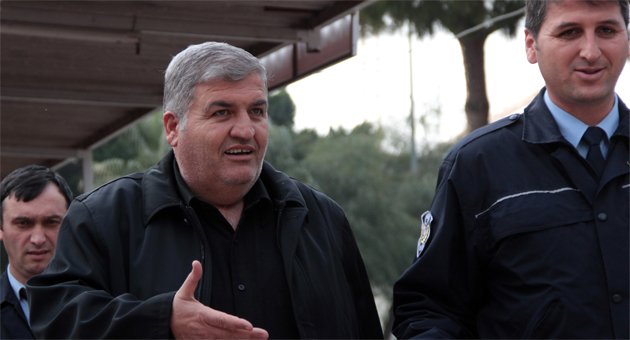 Kızını bıçaklayan baba gazetecilere saldırdı