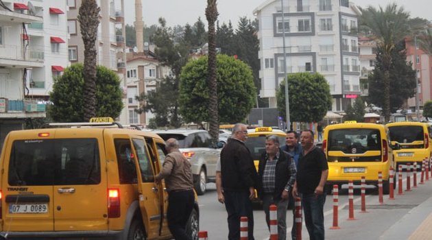 Kızının bulunduğu ticari taksiye satırla saldırdı