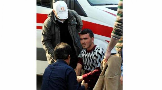 Kızların kavgasını ayırmaya çalışırken bıçaklandı