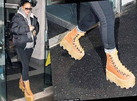 Koca ayak Rihanna