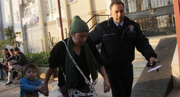 Kocası kapıyı kilitledi, hastalanan bebeği için polisten yardım istedi