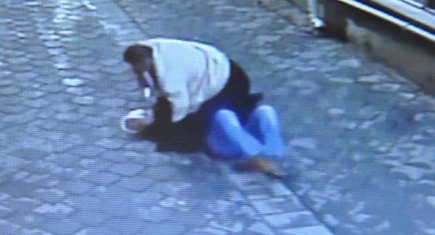 Kocası tarafından bıçaklanan kadını vatandaşlar kurtardı