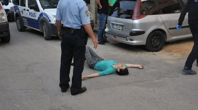 Kocasını merdivende bıçaklayarak öldürdü