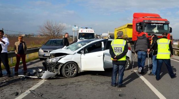 Koltuk değnekli alkollü sürücü önündeki kamyone çarptı
