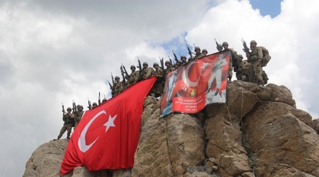 Komandoların nefes kesen tatbikatı