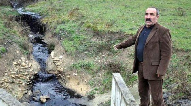 Kömür tozu akan dereye çakıl taşlı kamuflaj
