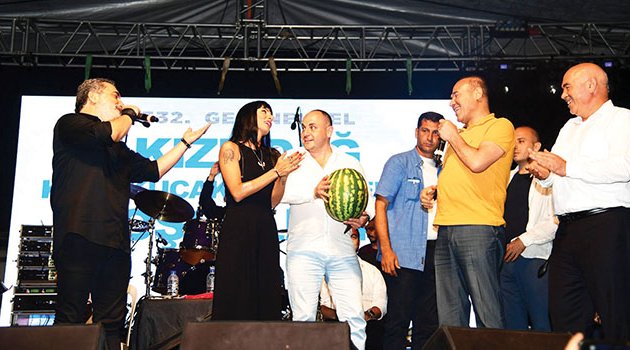 Konserde karpuzlu doğum günü sürprizi