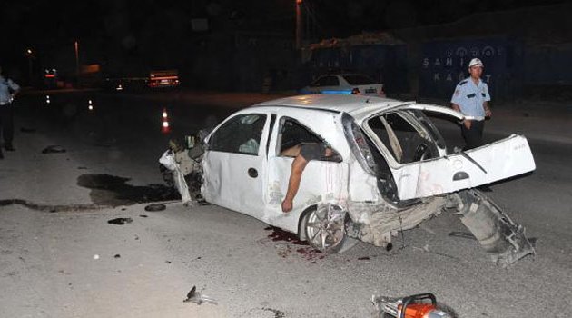 Konteynere çarpan otomobilde 2 kardeş öldü 1 kişi yaralandı