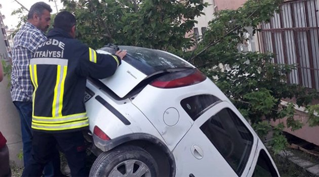 Köpeğe çarpmamak için kaza yaptı