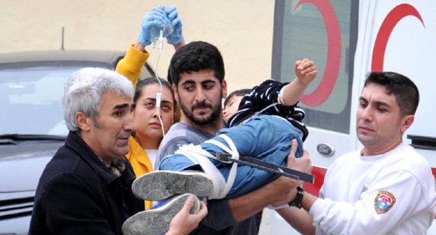 Köpekten korkup duvardan atladı bacağına demir saplandı
