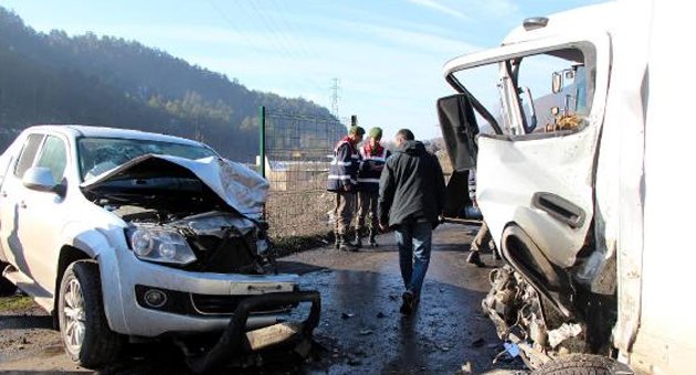 Köprüde kafa kafaya çarpıştılar