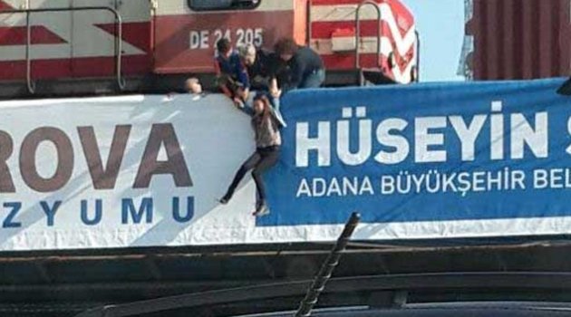 Köprüden atlamak isteyen genç kızı vatandaşlar yakalayarak kurtardı