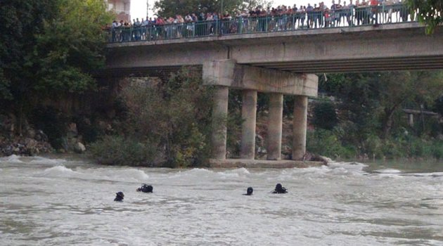 Köprüden ırmağa atlayan gencin cansız bedeni bulundu