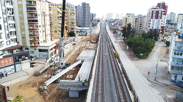 Köprülü kavşakta dev kirişler de yerini buldu