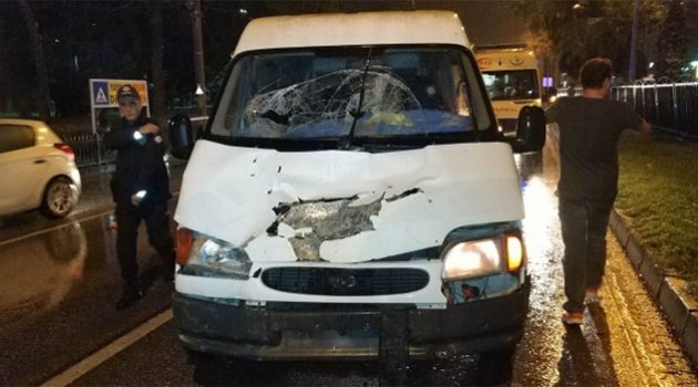 Korkunç kaza minibüs yayalara çarptı