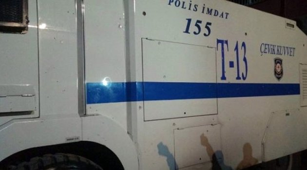 Korsan gösteriye müdahale eden polise uzun namlulu silahla saldırı