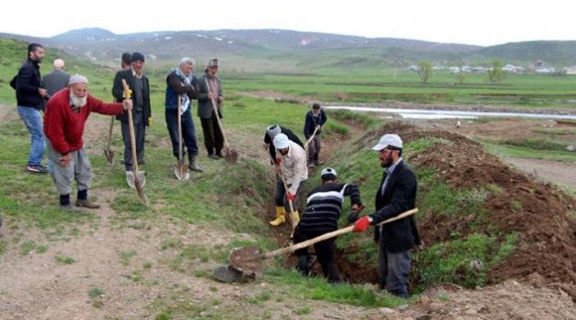 Köylüler, 5 kilometrelik su kanalını kendileri açıyor