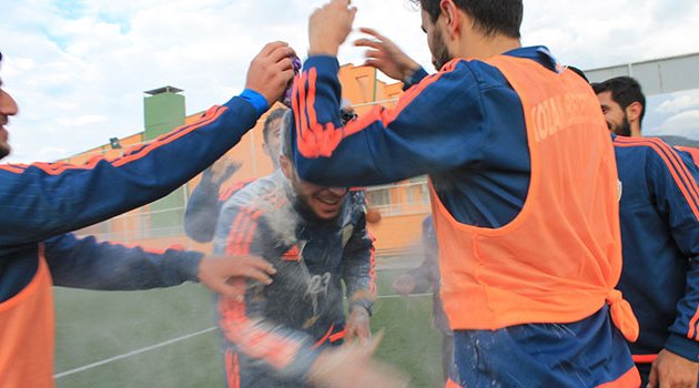 Kozan Belediyesporlu futbolcuya unlu yumurtalı doğum günü sürprizi