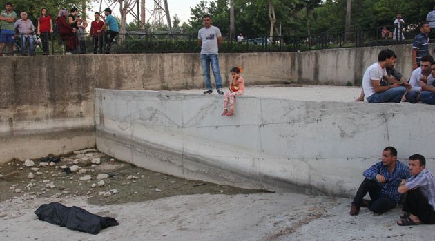 Kucağında topla cesedi izledi
