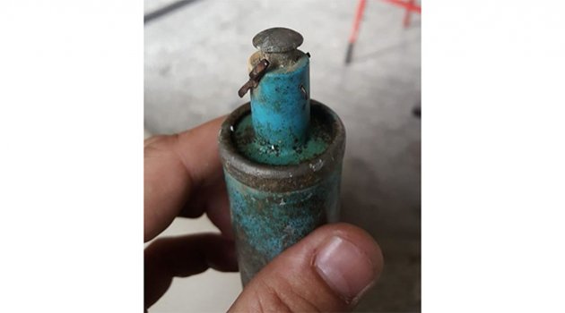 Küçük çocuğun yolda bulduğu cisim panik yarattı