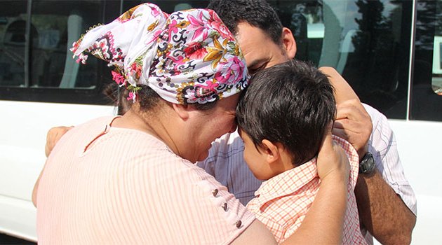 Küçük çocuk kaybolunca ağladı, sonra ağlattı