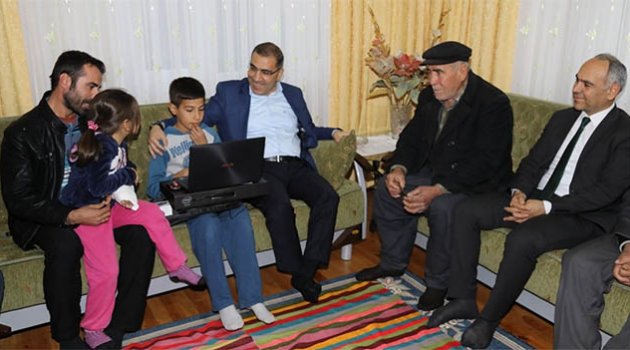 Küçük Samet hayalini kurduğu bilgisayara kavuştu