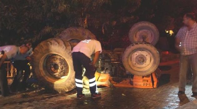 Kullandığı traktörün altında can verdi