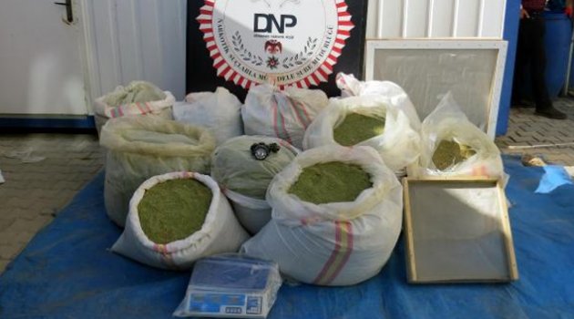 Kullanılmayan köy okulunda 417 kilo esrar ele geçirildi