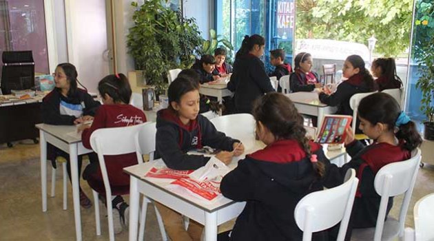 Kumbaralarını kitap için boşalttılar