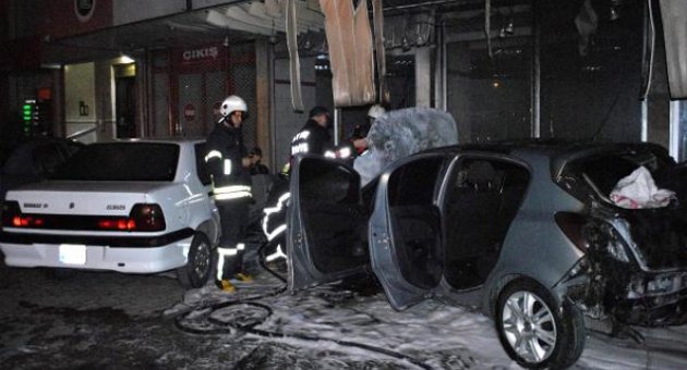 Kundaklanan otomobildeki yangın binaya sıçradı