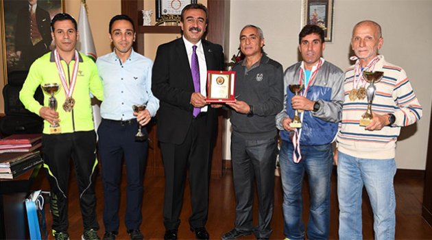 Kupaları Başkan Çetin’e getirdiler