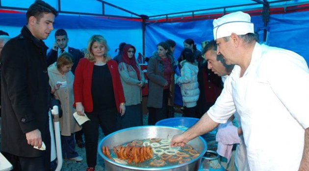 Kurultaya Adana’dan halka tatlı ve şalgam