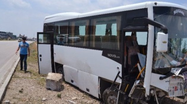 Lastiği patlayan otobüs refüje girdi: 10 yaralı