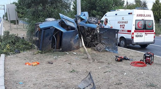 Lastiği patlayan otomobil kaza yaptı ölü ve yaralılar var