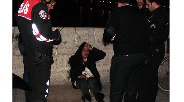 Libyalı kadını tacizci darp etti