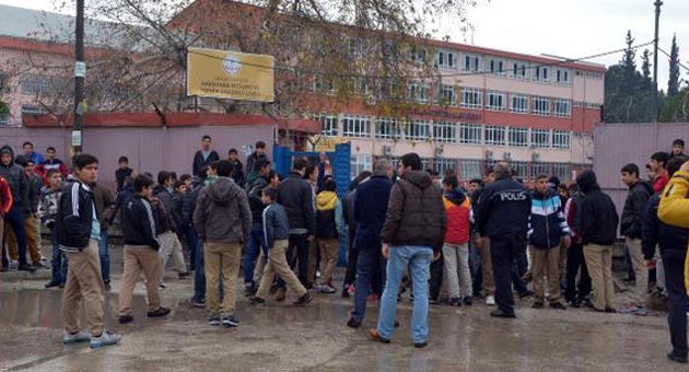 Lise karıştı! Öğrenciler polisi taşladı