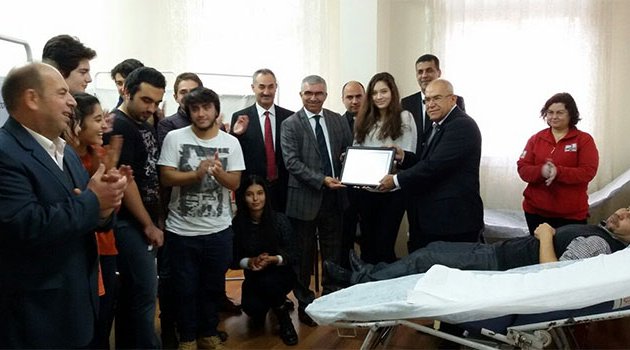 Lise öğrencileri iyilikte yarışıyor
