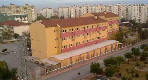 Lisede kısa etek giyen kızlara 'erkek timi'