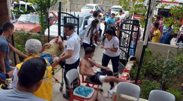 Liselilerin bıçaklı sopalı kavgası güvenlik kamerasında