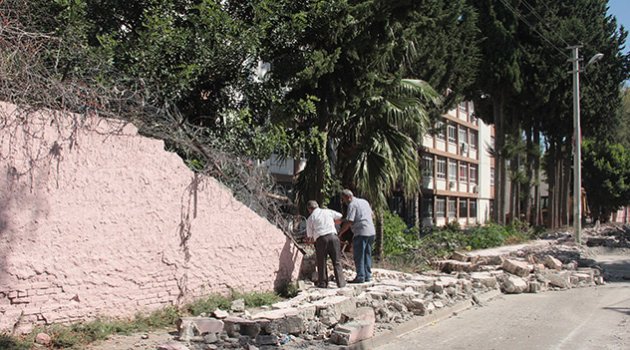 Lisenin istinat duvarı yıkıldı