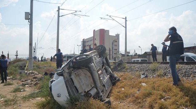 Lokomotif otomobile çarptı: 1 ölü