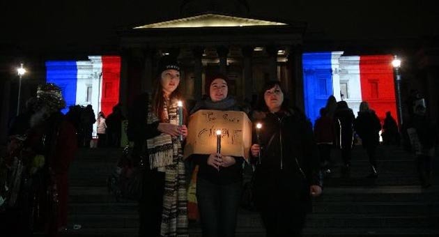 Londra Fransa renklerine büründü